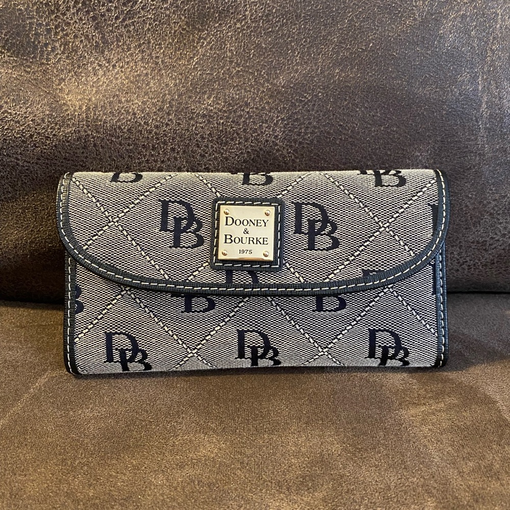 Dooney & Bourkey wallet (NWOT)